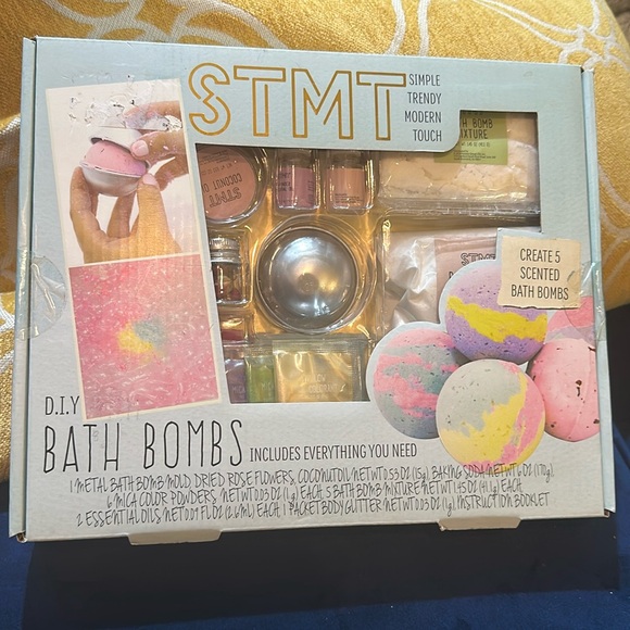 STMT D.I.Y. Bath Bomb Kit, STMT Kits - Picture 1 of 3